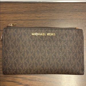 Like new Michael Kors wallet/wristlet